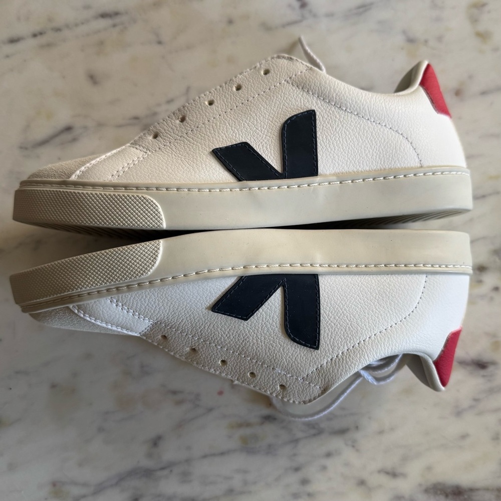 NWOT Kids' Veja Esplar Sneakers - Size 5 Big Kid (36) - Picture 4 of 10
